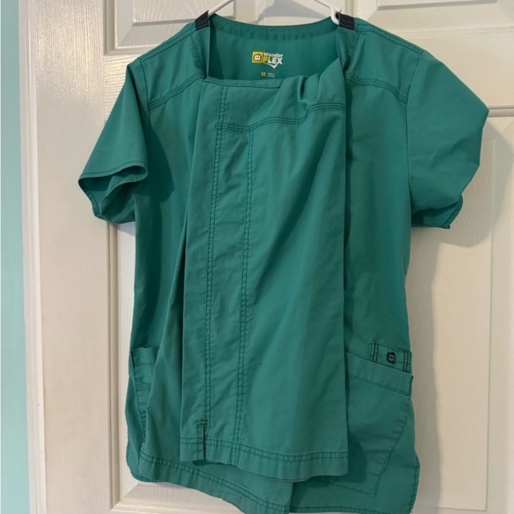 🎩 Wonder Wink Scrubs